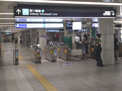 地下鉄四つ橋線「西梅田駅」からのアクセス写真1